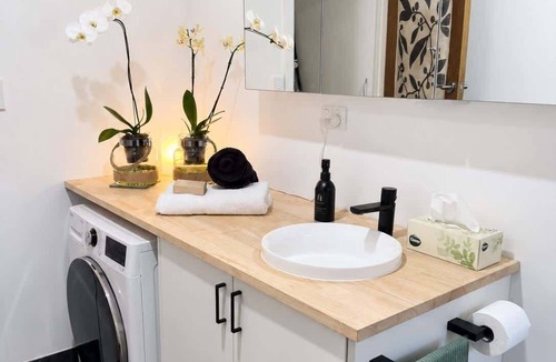 Alexandra Hills Apartment | Quiet 2BR Stay with Kitchen, Study & Parking