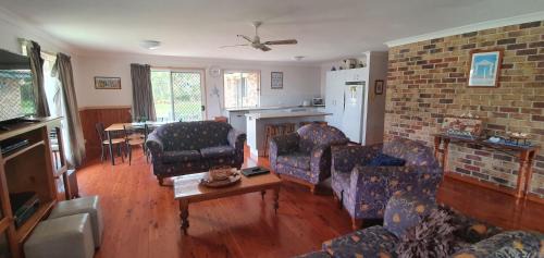 Rainbow Beach House | Rainbow Cottage - Rainbow Beach. Pets welcome