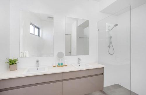 Scarborough Apartment | Relax in blissful sun-soaked luxury by the beach