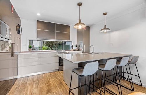Buff Point Apartment | Relaxed 2 Bed Coastal Stay Near the Lake
