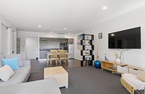 Batehaven Apartment | Relaxing Couples Getaway by the Pool