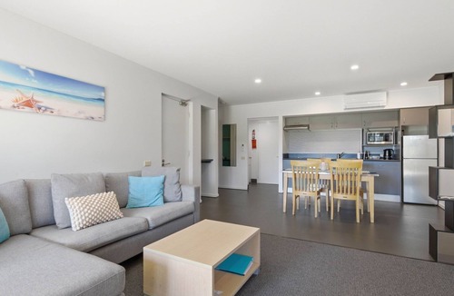 Batehaven Apartment | Relaxing Couples Getaway by the Pool