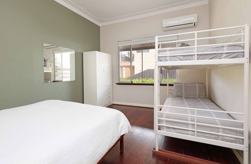 Halls Head House | Renovated waterfront cottage, opposite park, boat ramp