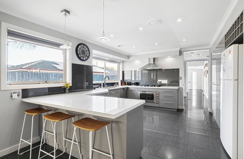 Pakenham House | Resort Experience: Pool, BBQ, Games with lots of space and fun in Pakenham