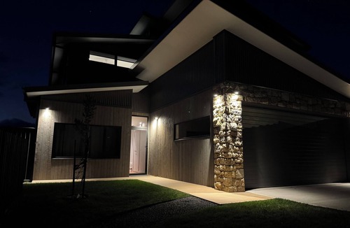 Jindabyne House | Ridgeline - Modern 4-Bedroom Holiday Family Retreat