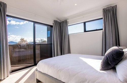 Jindabyne House | Ridgeline - Modern 4-Bedroom Holiday Family Retreat