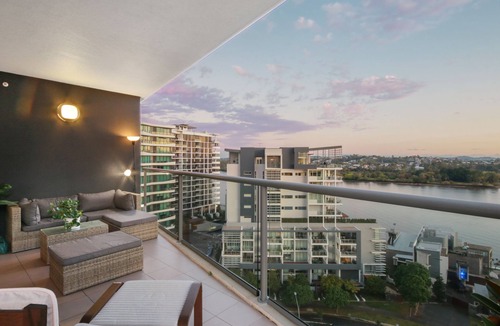 Hamilton Apartment | River + City Views. Unit 4kms from Airport and City