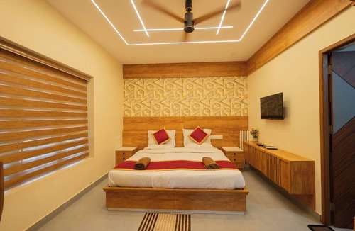 Ponmundi Hotel | River Country