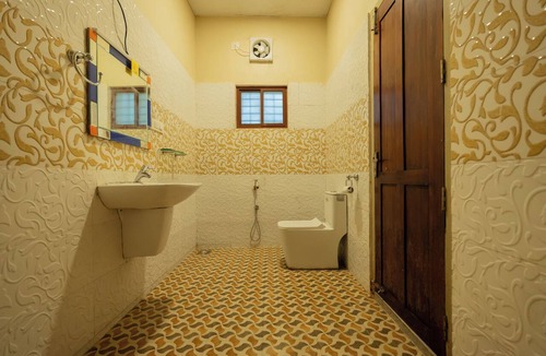 Ponmundi Hotel | River Country
