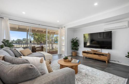 South Yunderup House | Riverside Bliss - Luxe Retreat in South Yunderup - Pet friendly