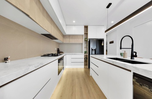 Wallan House | Romantic Mountain View with Lakeside living