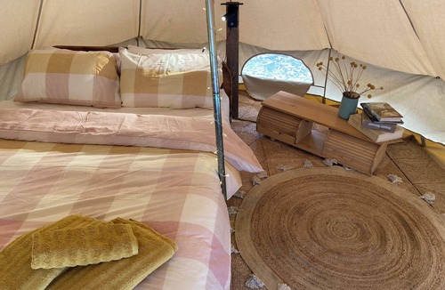 Moama Cabin | Romantic Off Grid Nature Stay for 2 with Outdoor Bath Only 5 minutes from Moama