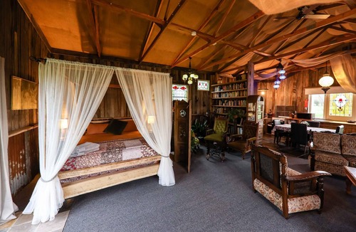 Kingston Apartment | Rustic cosy retreat, with library, fireplace, films and a Four Poster Bed.