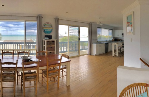 Middleton House | Sable Blanc on Newell - dogs allowed - 3 min walk to the beach & fabulous views.