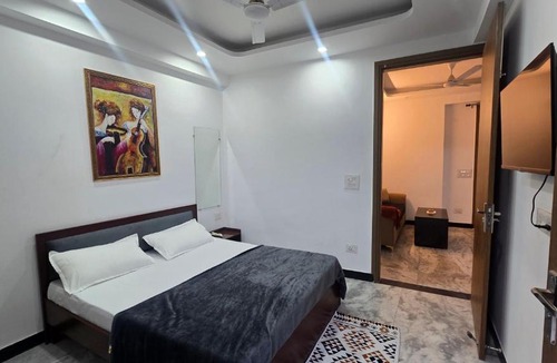 Sainik Farm Apartment | Saket homestays ignou road serviced apartment
