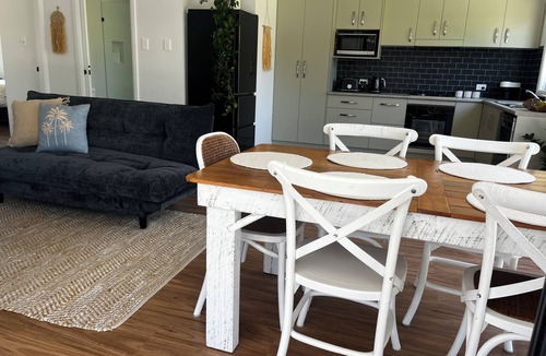 Wallabi Point Cottage | Salty Breeze Getaway - Bush & Beach Retreat