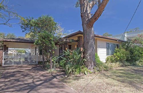 Corlette House | Sandy Paws Corlette, 5 Sandy Point Road - cottage across the road from Sandy Point Beach