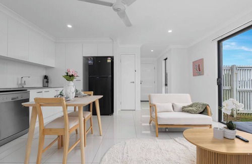 Pimpama House | Scandi Calm - Sleek 1BD Duplex near Everything