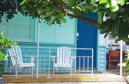 Currarong Cottage | SEA Cottage- 1 min walk to Currarong Beach. 1950s coastal charm