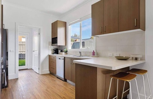 Rosebud House | Seaspray Cottage - Table Tennis, Beach, Shops