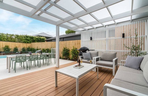 Rosebud House | Seaspray Cottage - Table Tennis, Beach, Shops