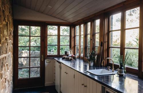 Basket Range House | Secluded Stone Cottage perfect for Couples Escape - Waterfalls
