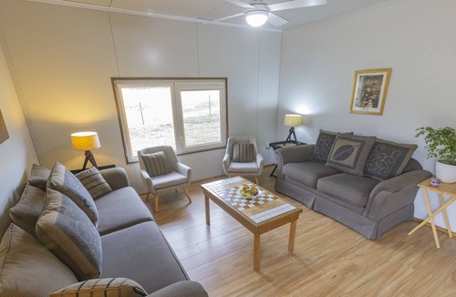 Eurobin Apartment | Self contained 2-brm apartment (accessible) with views of Mount Buffalo