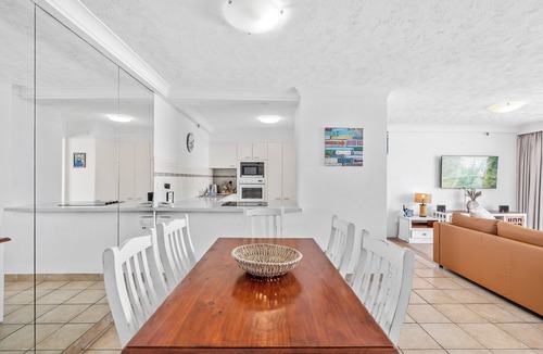 Surfers Paradise Apartment | Sensational Beach & Ocean views. Beachfront Location