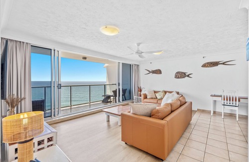 Surfers Paradise Apartment | Sensational Beach & Ocean views. Beachfront Location