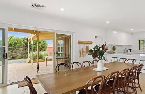 Ventnor House | Serene Beach Haven: Sleeps 12