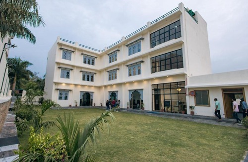 Bedla Hotel | Serenity Hill Resort Near 2Km Fateh Sagar Lake Udaipur