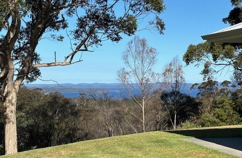 Shadforth House | Shadforth Rise: Spacious, modern home, beautiful views, 4 mins to town