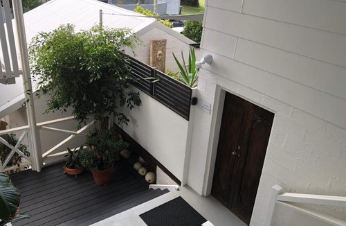 Sapphire Beach House | Shorebreak Studio Apartments