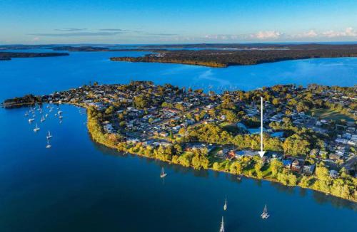 Mannering Park House | Shoreline Serenity Waterfront Home