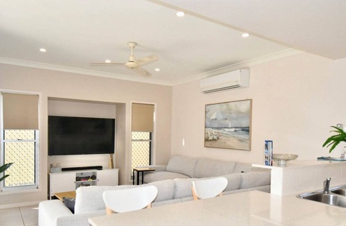 Woodgate House | 'Simplicity' Beach Side Town House 3