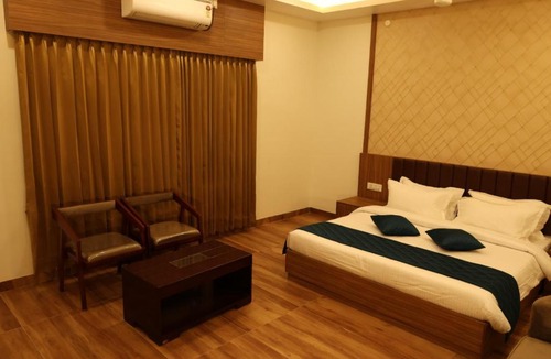 Periyakulam Hotel | Skvr Grand