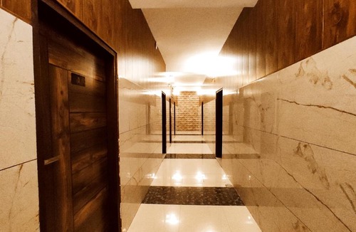 Jalandhar Hotel | SKY INN GUEST HOUSE - Smart Budget Rooms Near DAV Collage, HMV, Maqsudan, Sabzi Mandi, Grain Market, NIT, Verka Plant, Workshop Chowk - For Corporates, Familes, Couples