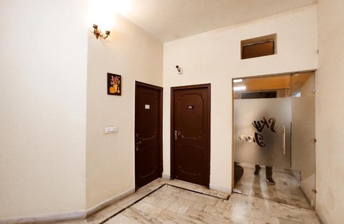 Jalandhar Hotel | SKY INN GUEST HOUSE - Smart Budget Rooms Near DAV Collage, HMV, Maqsudan, Sabzi Mandi, Grain Market, NIT, Verka Plant, Workshop Chowk - For Corporates, Familes, Couples