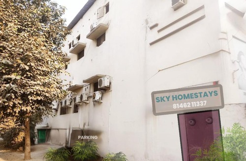Jalandhar Hotel | SKY INN GUEST HOUSE - Smart Budget Rooms Near DAV Collage, HMV, Maqsudan, Sabzi Mandi, Grain Market, NIT, Verka Plant, Workshop Chowk - For Corporates, Familes, Couples
