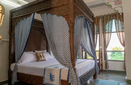 Lake Swaroop Sagar Hostel | Soham Haveli - A Lake Facing Stay in Udaipur