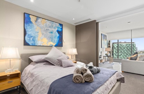 Southbank Apartment | Sophisticated Designer Condo W River & City Views