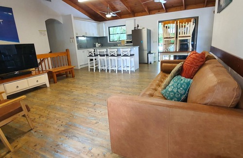 Point Lookout House | Spacious Straddie family retreat sleeps up to 10, walk to Cylinder Beach