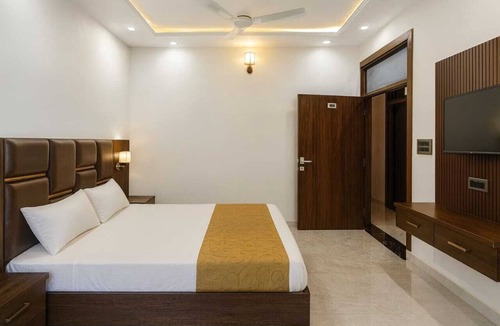 Taj Ganj Hotel | Spacious 14-bedroom hotel in soothing Agra with AC comfort