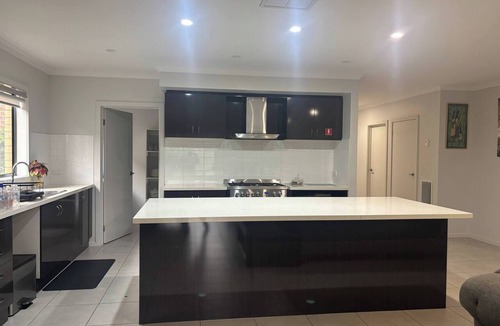 Melton South House | Spacious 4-Bedroom House Near Cobblebank Station
