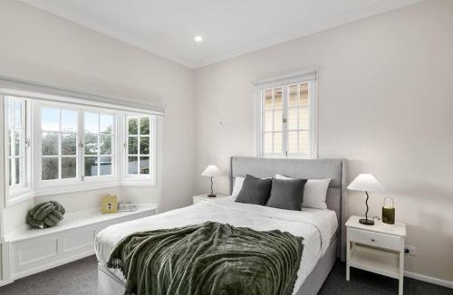 Bardon House | Spacious 4-Bedroom Bardon Retreat Across 2 Levels