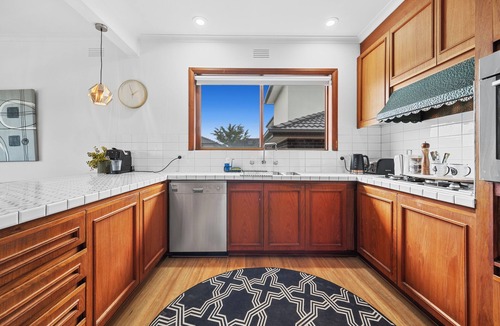 Endeavour Hills House | Spacious 5-Bedroom Home & Pool