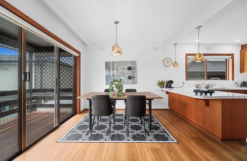 Endeavour Hills House | Spacious 5-Bedroom Home & Pool