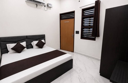 Mathura House | Spacious 5-bedroom building in marvelous Mathura with AC