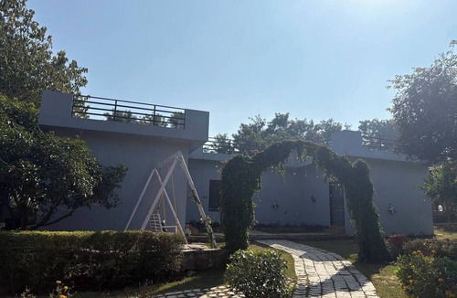 Gurugram House | Spacious 5-bedroom farmhouse in cool Gurugram with AC, WiFi