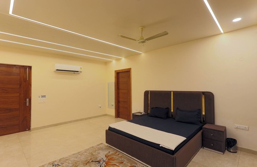 Gurugram House | Spacious 5-bedroom farmhouse in tranquil Gurugram with AC